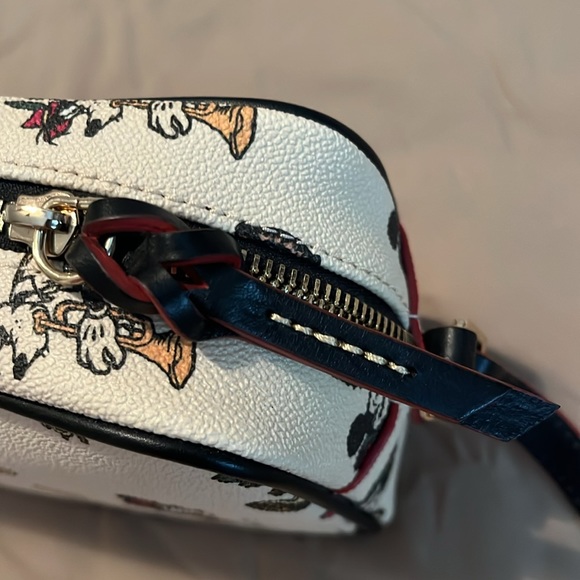 Dooney & Bourke - rare “Germany” design camera bag - Never used! $185!! - Picture 8 of 10